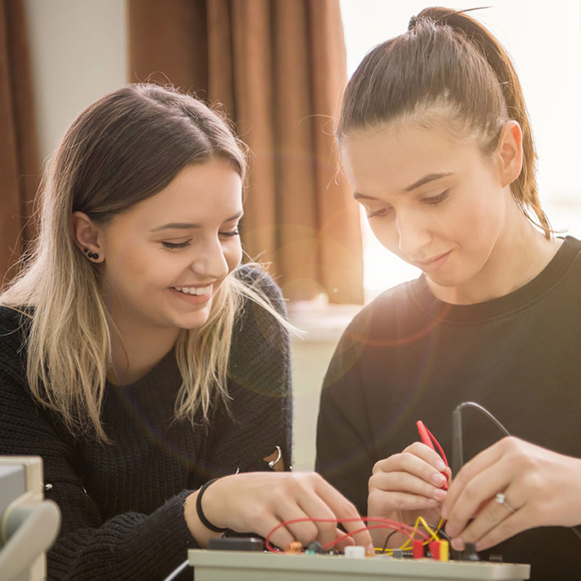 Två tjejer testar teknik