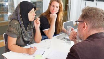 Mp32246009 Arbetskollegor Sitter Pa Mote Och Diskuterar Ett Projekt