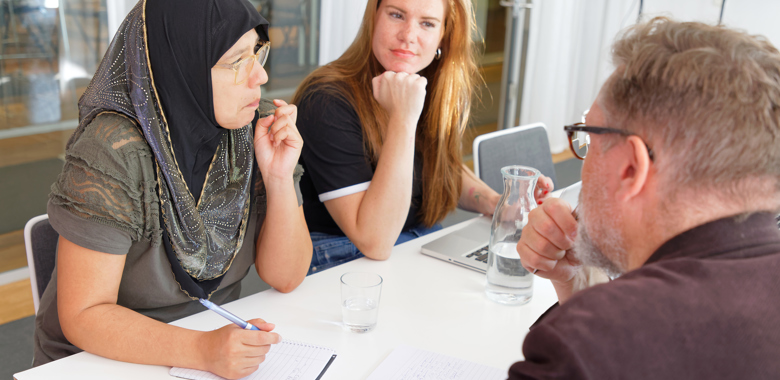 Mp32246009 Arbetskollegor Sitter Pa Mote Och Diskuterar Ett Projekt