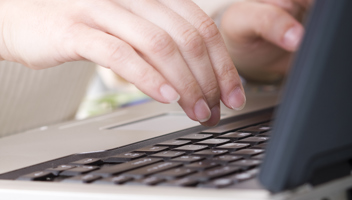 händer på tangentbord