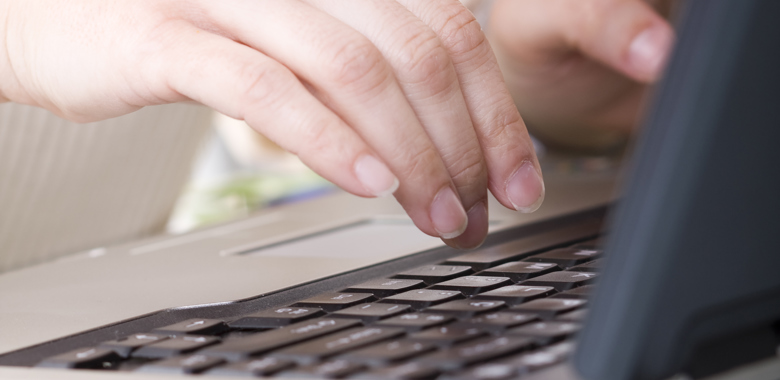 händer på tangentbord