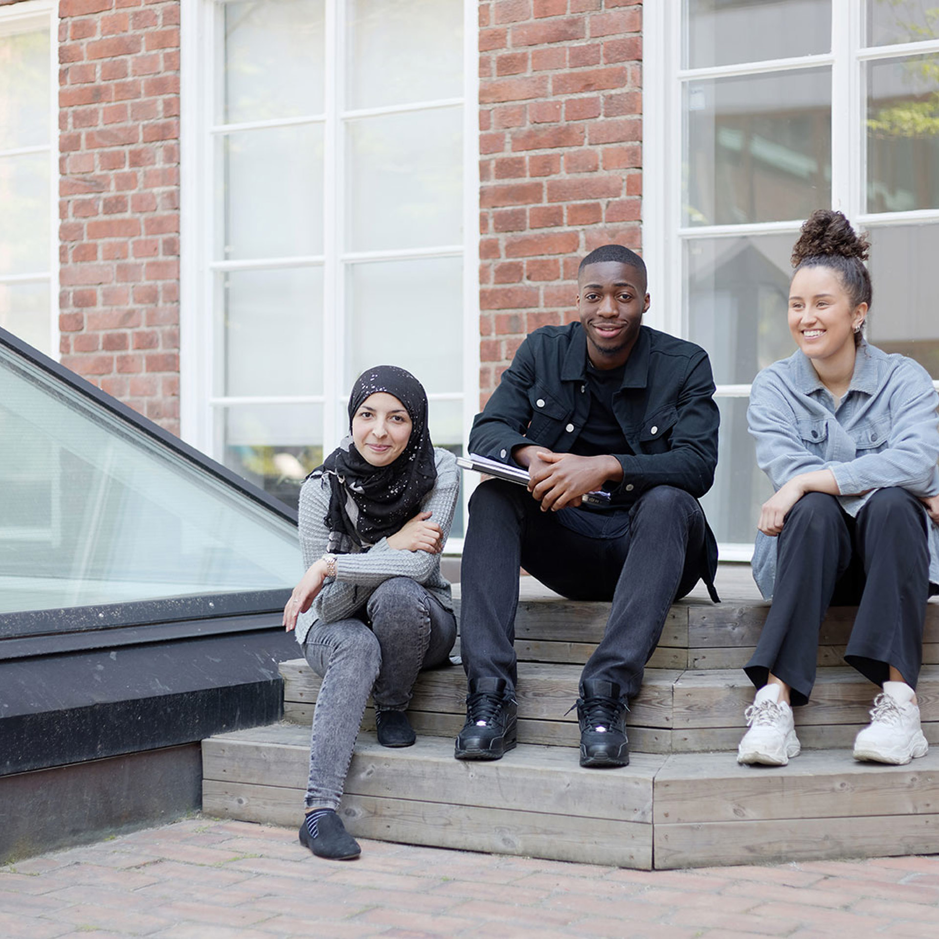 31949603 Leende Elever Med Olika Etnicitet Pa Skolgard Under