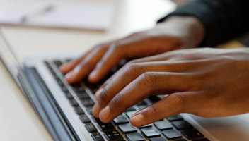 31950190 Narbild Hander Som Skriver Pa Laptop