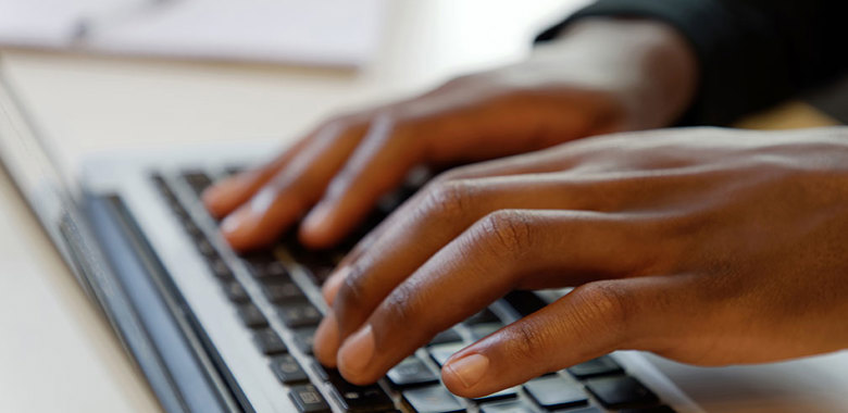 31950190 Narbild Hander Som Skriver Pa Laptop