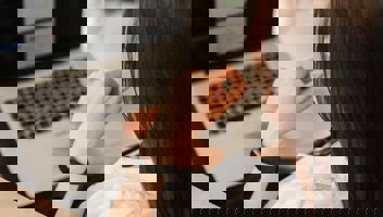 Kvinna sitter vid en laptop