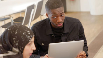 31950161 Elever Med Laptop Och Block Pluggar I Klassrum Under